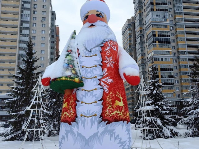 Надувная скульптура Дед мороз в парке аттракционов Тулпар