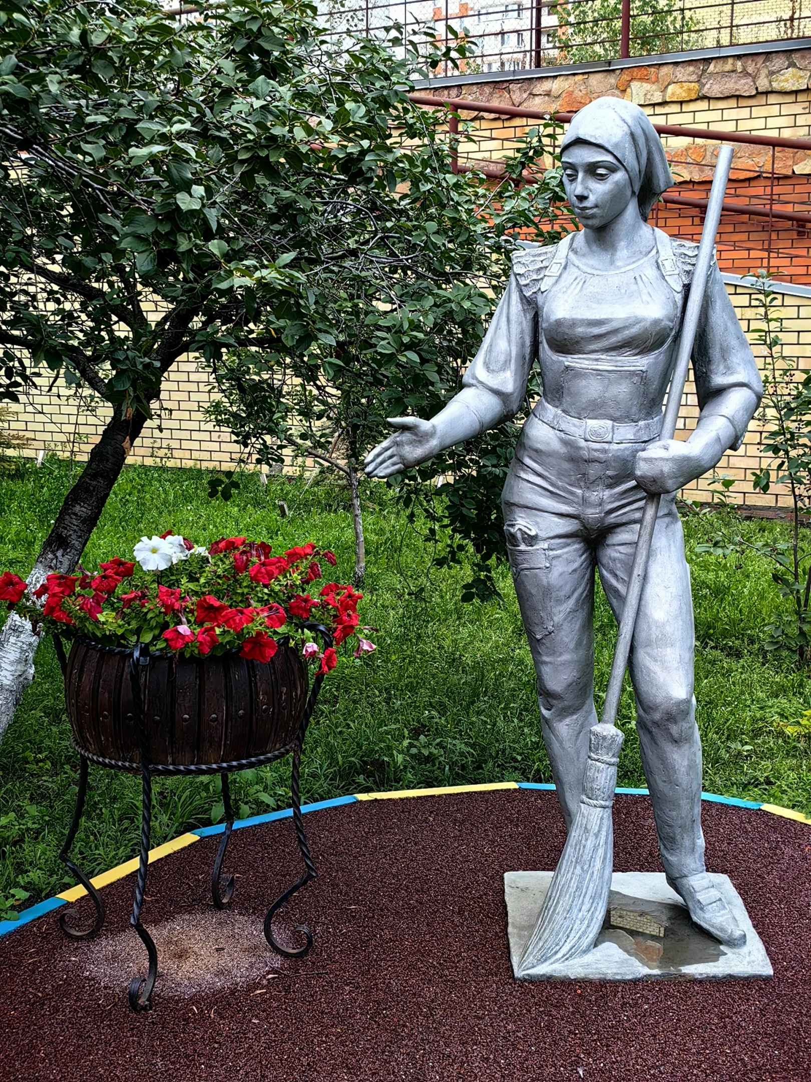 Скульптура Девушка с метлой - Памятник дворнику на Ямашева