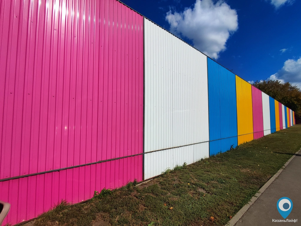 Цветная стена для крутых фото возле АртСити