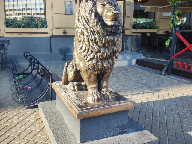 Скульптура Лев у ресторана ЛЕВЕН напротив ТЦ Кольцо