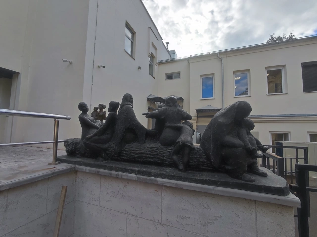 Скульптуры во дворе Усадьбы Сандецкого и Музея изобразительных искусств