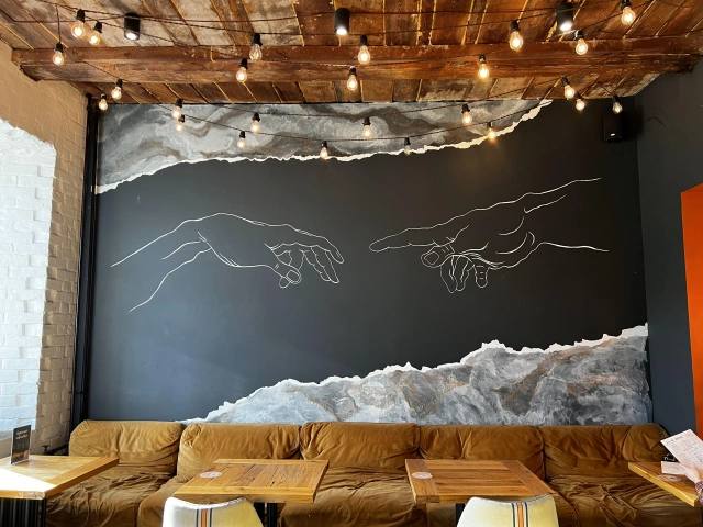 Декорация на стене Руки в кафе SoSweet