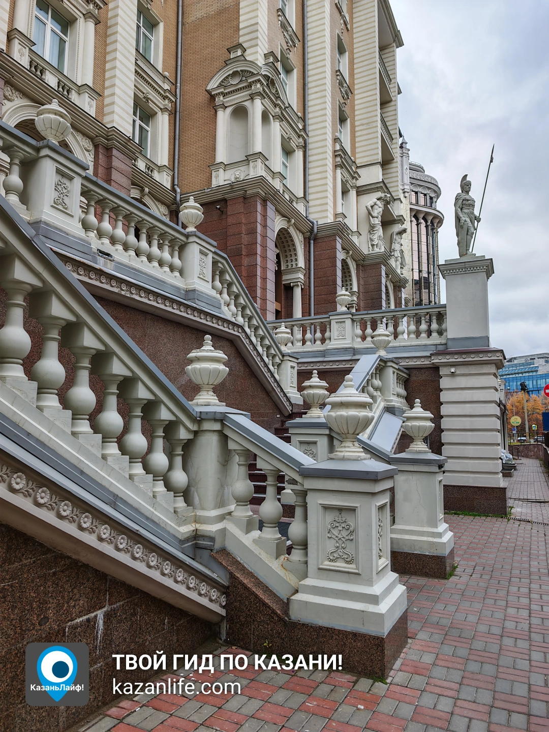 Красивая лестница для фото у дома на улице Касаткина