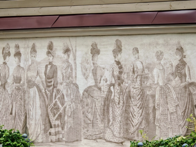 Рисунок на стене дома Девушки в платьях