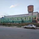 Розовый вертолет на крыше заброшенного здания на улице Братьев Петряевых 0