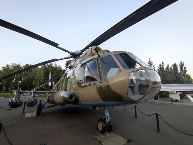 Вертолет МИ-8 в парке Победы