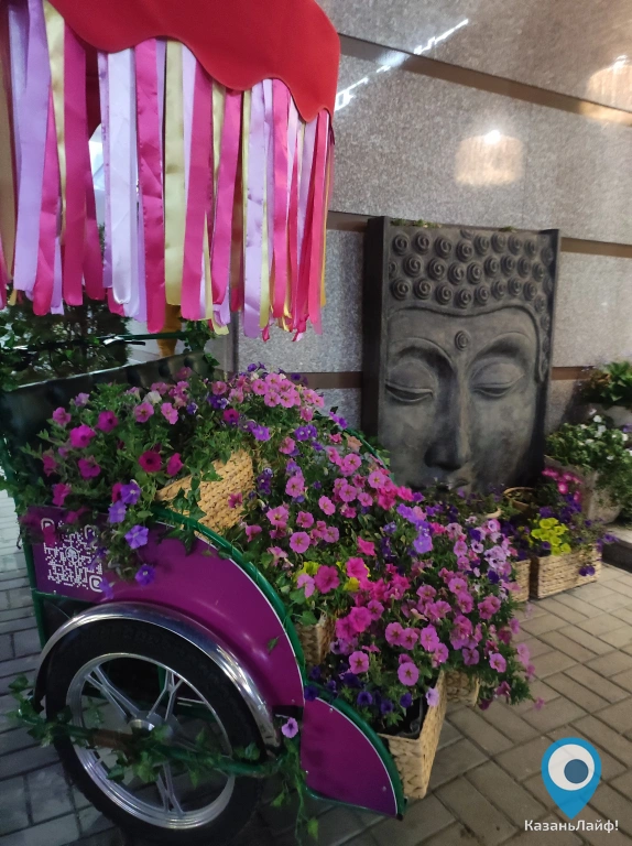 Декорация Велорикша перед Crown Thai SPA