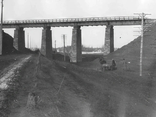 Оренбургский тракт и железнодорожный мост Южного хода в 1917 году