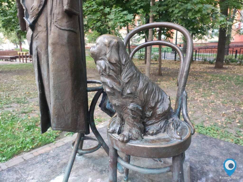 Памятник собачке в саду Аксенова за кинотеатром МИР