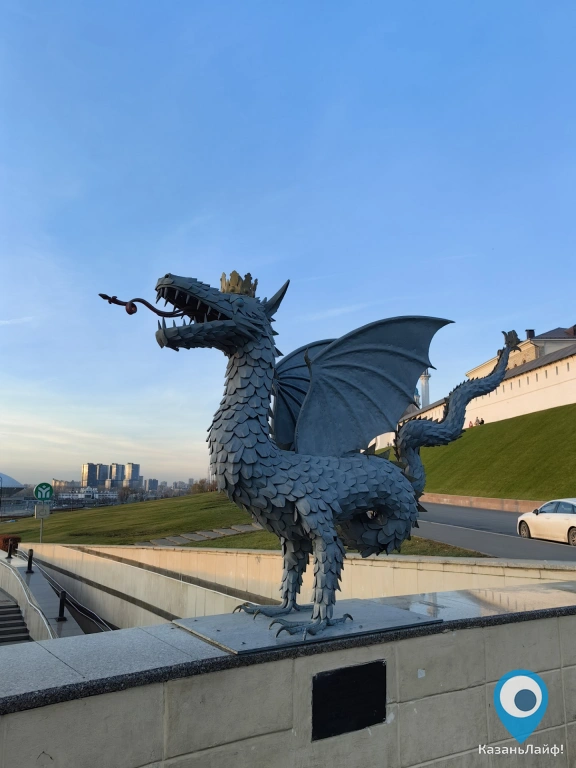 Памятник городу Дракон Зилант возле Казанского Кремля