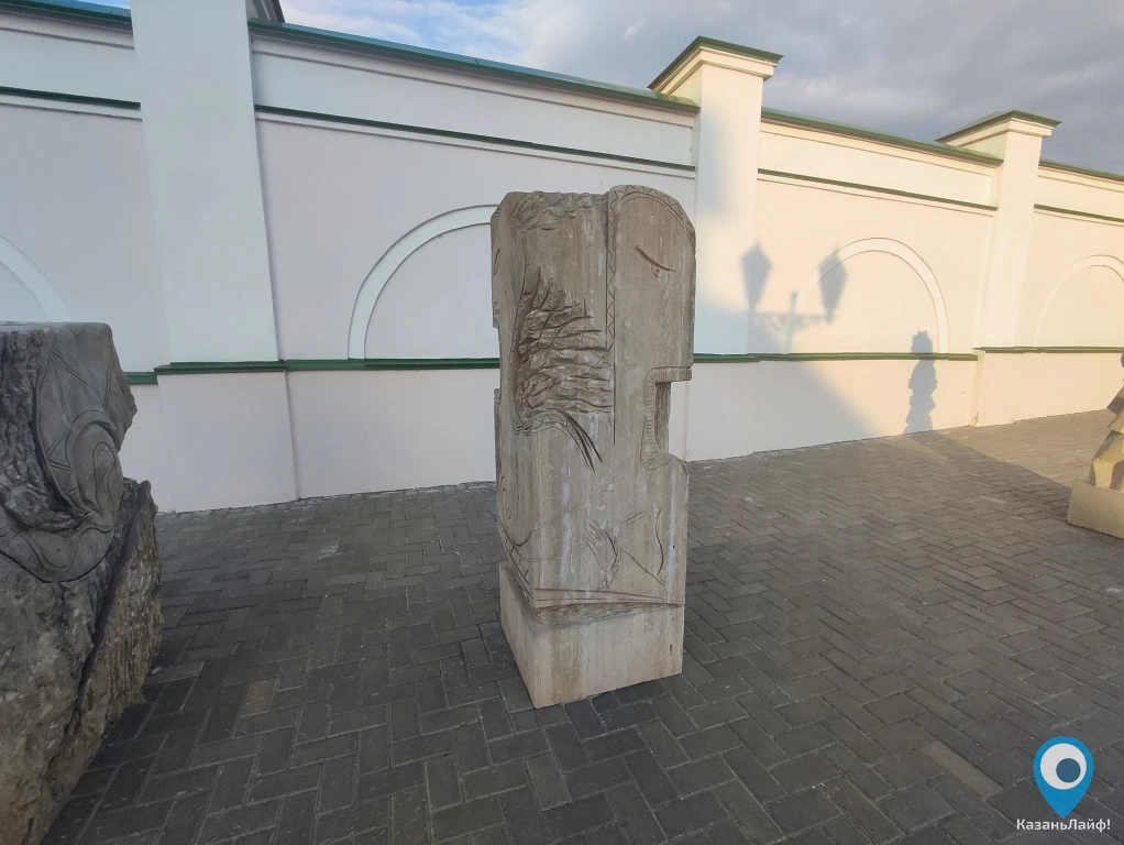 Скульптура каменная в Казанском Кремле