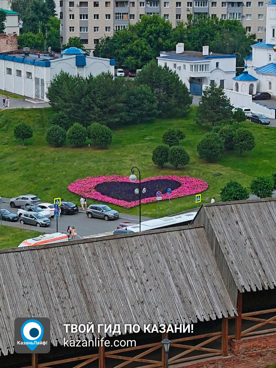 Клумба в виде сердца из цветов