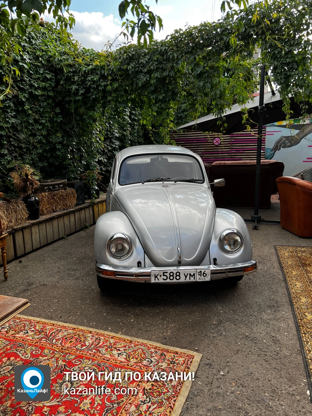 Ретро автомобиль Volkswagen Beetle в кафе Солома