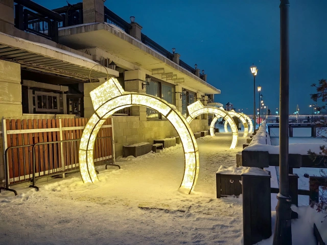 Новогодняя скульптура Светящийся елочный шар на Кремлевской набережной