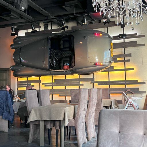 Ретро автомобиль на стене в ресторане База