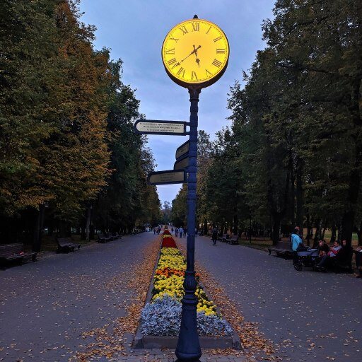 Часы на аллее в Парке Горького
