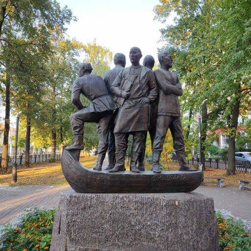 Скульптурная композиция "Умельцы Бишбалты" в парке Столярова