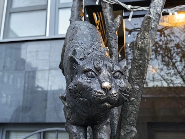 Скульптура Кот на дереве возле БирШтрассе