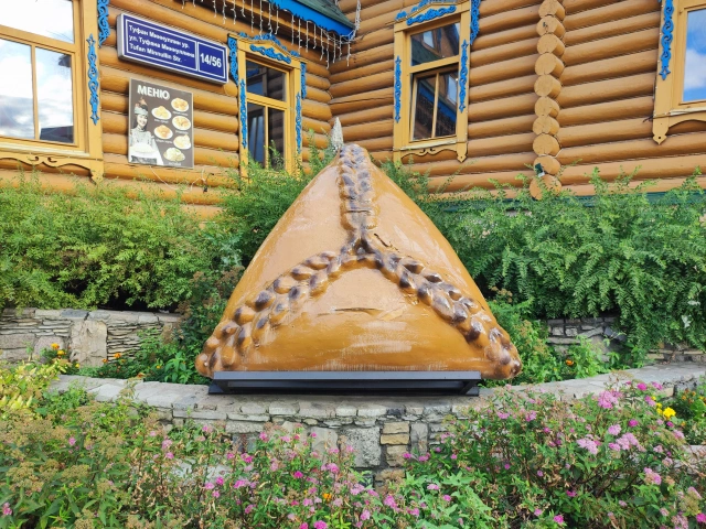 Памятник Эчпочмаку у входа в Туган авылым
