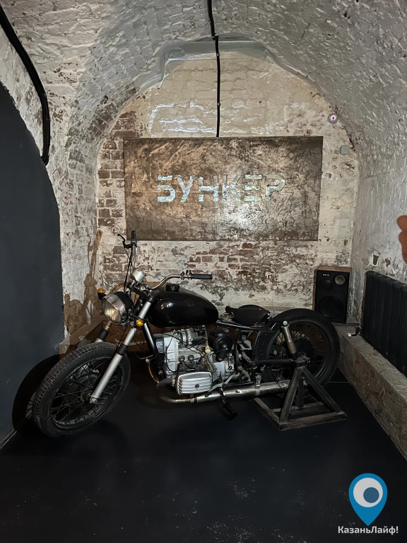Мотоцикл в баре Бункер на Профсоюзной