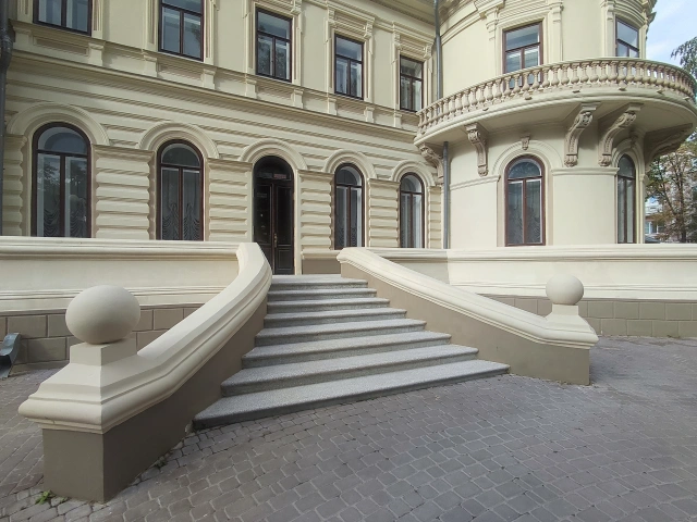 Белая лестница во дворе Усадьбы Сандецкого и Музея изобразительных искусств