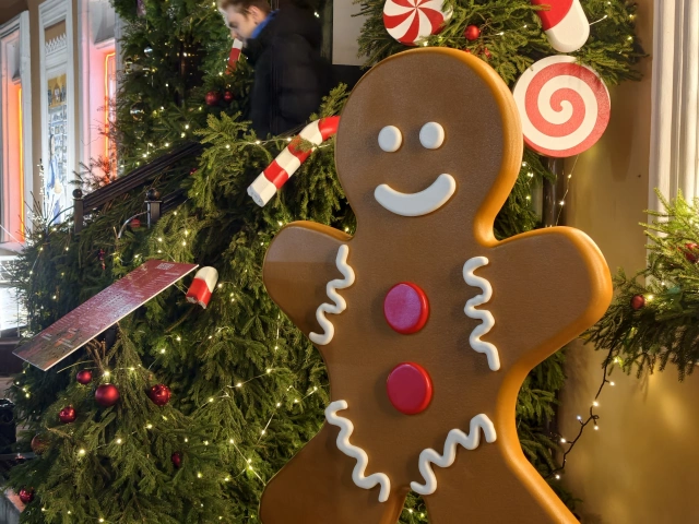 Новогодняя декорация с пряничным человечком на Баумана