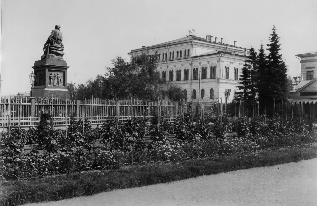 Державинский сад с видом на Дворянское собрание в 1890-1897 году