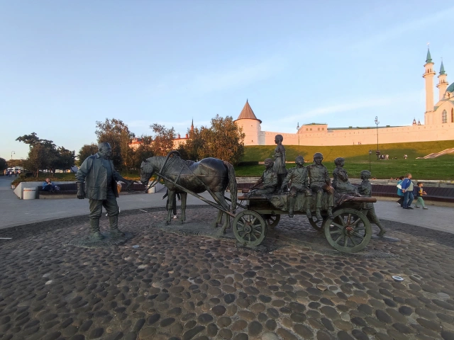 Памятник благотворителю Асгату Галимзянову возле Кремля
