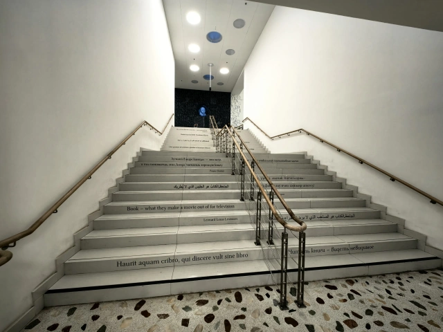 Лестница с надписями в Национальной библиотеке РТ