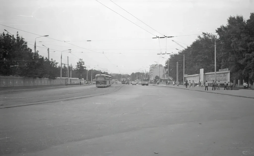 Улица Николая Ершова (слева трамвайное депо) в 1977 году