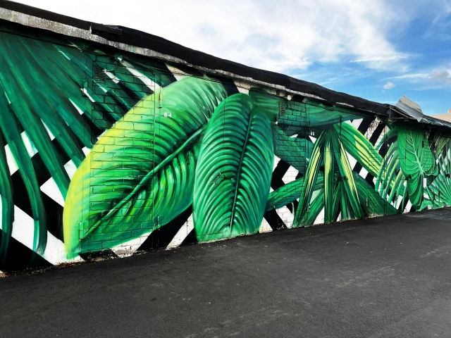 Стена с тропическим принтом Листья на Бондаренко (гаражный комплекс)