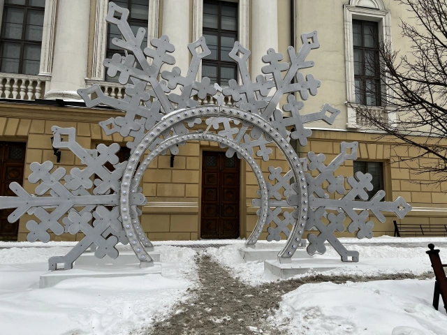 Скульптура Снежинка у Театра оперы и балета