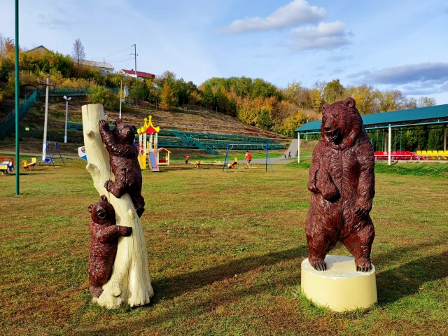 Скульптура Медведи на стадионе в Арске