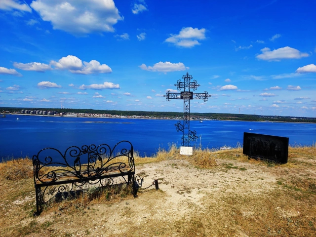 Памятник мемориал Семья романовых на вершине Печищинского разреза