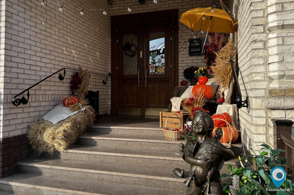 Осенняя фотозона с тыквами, сеном и скамейкой у ресторана Утка в котелке