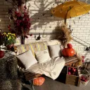 Осенняя фотозона с тыквами, сеном и скамейкой у ресторана Утка в котелке 0