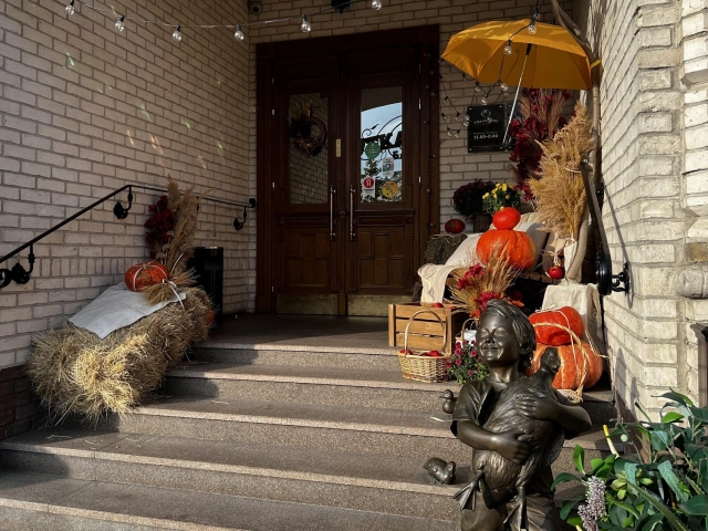 Осенняя фотозона с тыквами, сеном и скамейкой у ресторана Утка в котелке