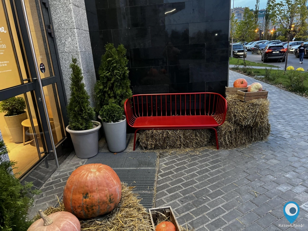 Осенняя фотозона с тыквами, сеном и скамейкой у входа в кафе Смородина на С.Хакима 51