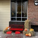 Осенняя фотозона с тыквами, сеном и скамейками у кафе Смородина на Щапова 43 0