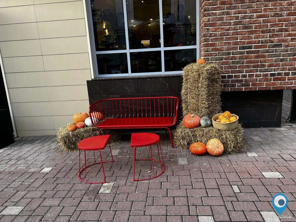 Осенняя фотозона с тыквами, сеном и скамейками у кафе Смородина на Щапова 43