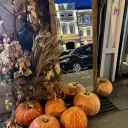 Осенняя фотозона с зеркалом и тыквами у бара 100dal 1